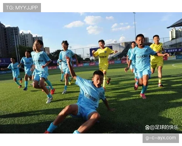 亚运足球赛场燃起青春风暴：年轻球员奋力拼搏闪耀光芒