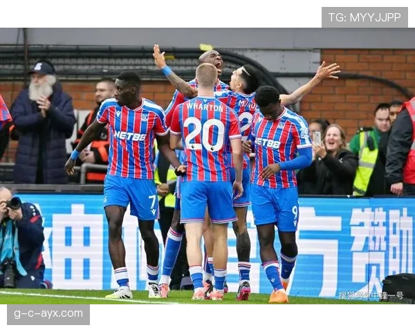 英超激战中,曼联逆转取胜,利物浦状态回暖却遭遇失分分析