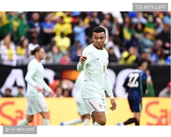 姆巴佩战术角色解析:个人决策与团队协作如何平衡 姆巴佩战术角色解析:个人决策与团队协作如何平衡