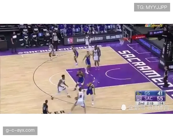 库里凌晨还吹范儿，豪宅里的篮球架都比我家客厅大！